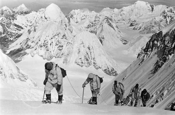 △1960年5月，中國(guó)登山隊(duì)隊(duì)員在海拔7150米的冰雪坡上行進(jìn)。